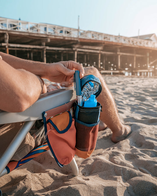 4AllFamily Companion Isolierte Kühltasche für Insulin Pen & Medikamente - Blaue Farbe - Bild eines diabetischen Mannes, der einen Insulin-Pen aus der Kühltasche nimmt